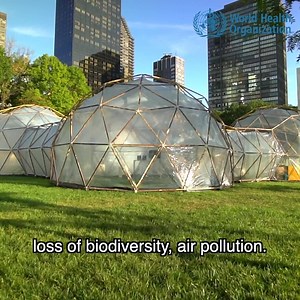 "Air pollution is a big crisis because 7 million people die every year from it. These are not just numbers, we need to see them as people. I am going to continue to fight for a livable world & I hope you will join me"- Greta Thunberg at the WHO pollution pods at United Nations in New York. WHO installed pollution pods to raise awareness about impacts of air pollution on our health and climate change, calling for countries to commit to: 👤save lives 🚗cut carbon emissions 🏙clean our air at the C