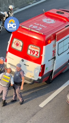 PG PRA VOCÊ ☀️🌊 on Instagram: "Um acidente de grandes proporções assustou motoristas e moradores na altura do Jardim Real, em Praia Grande, nesta segunda-feira. A colisão envolveu um carro de passeio e uma van de transporte escolar na Rodovia Padre Manoel da Nóbrega. 🚗💥🚌 🚨 O QUE ACONTECEU: O impacto entre os veículos foi tão violento que o automóvel acabou capotando, ficando atravessado na pista. Relatos de quem presenciou a cena indicam que uma das ocupan