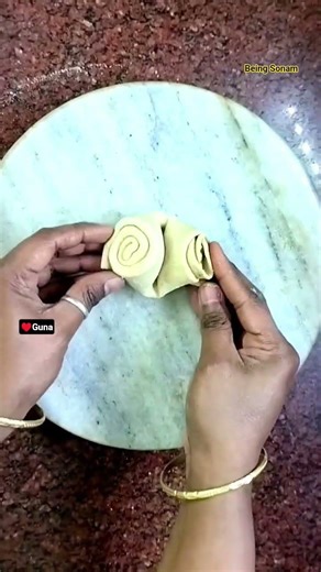 The best laccha paratha you will make using these simple tricks😋😳#ytshorts @Beingsonam-y7f
