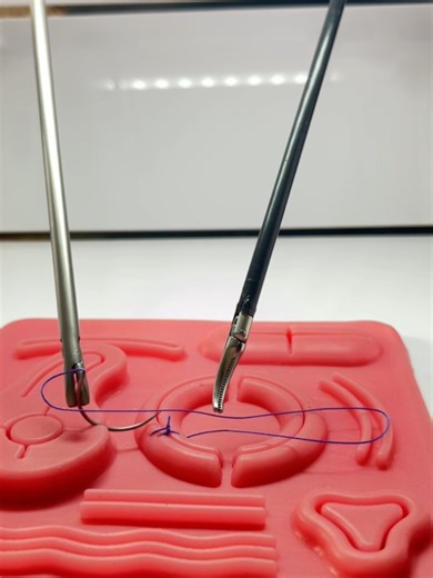 Desarrolla tus habilidades quirúrgicas con nuestro entrenamiento laparoscópico, diseñado según el prestigioso programa FLS 'Fundamentals of Laparoscopic Surgery '. ¡Prepárate para elevar tu práctica médica a un nuevo nivel!#laparoscopy #laparoscopia #laparoscopicsurgery #cirugiabariatrica @Cesar Augusto Baltaz