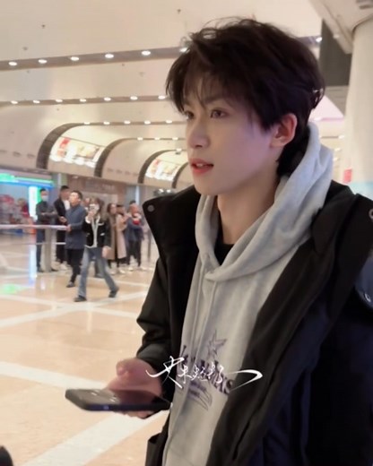 17K views · 2K reactions | [Throw back] មិនដឹងថាមានអ្នកដូចអេតមីនឬអត់ទេ តែអេតមីនចូលចិត្តពេលជឺអ៉ីពាក់អាវ Hoodie បែបនេះ ឃើញខ្ជូតៗ ឃើញបែបកូនក្មេងៗ凉 | ZIYU 梓渝-Cambodia | Facebook