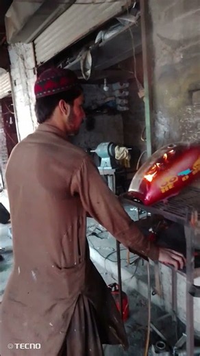 how to remove pain from old fuel tank| removing fuel tank old paint #shorts #bike