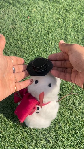 Soni | Let’s Make a Cute Snowman ❄️ Easy Winter DIY | Budget Friendly #CraftSnowmanDIY, #WinterDIY, #ChristmasDIY, #EasyCrafts, #BudgetDIY,... | Instagram