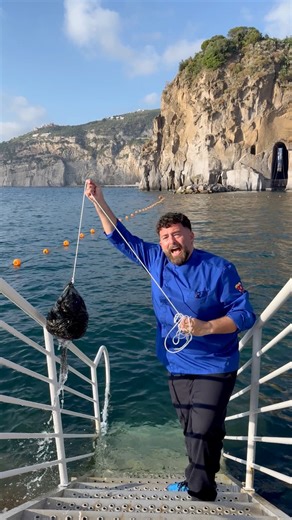 1M views · 15K reactions | Oggi il pescatore a piano di Sorrento ci ha portato le cozze, il risultato finale è una delle pizza di mare più buona della storia❤️ | Vincenzo Capuano | Facebook