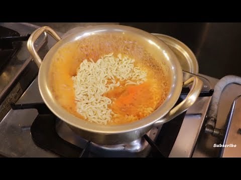Korean Street Ramyeon at Gwangjang Market - Korean Street Food (ラーメン, Instant Nudeln, 계란 라면)