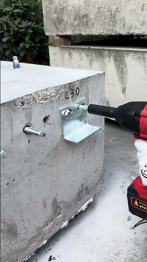 Step-by-step guide to installing concrete anchor screws for secure and reliable fastening.