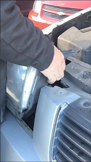 2007 Saturn Vue headlight bulb replacement ( bulb # 9006 )