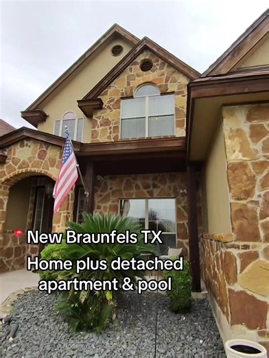 3,00SF home with 1,000 appartment & office located in New Braunfels TX Sits on 2 acres with no HOA Listed at $875k by Yours Truly 🙋🏼‍♀️ #newbraunfelstexas #nbtx #sanantoniorealtor #texashomes