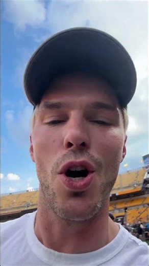 Nicholas Hoult in the house 🏠