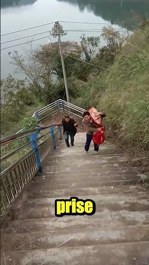 Pêche miraculeuse: un poisson géant remonté du lac à pied !