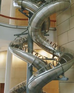 🌀ISOMETRIC SLIDES, CARSTEN HÖLLER La Tour, Parc des Ateliers, Arles Selon Carsten Höller un toboggan est une sculpture dans laquelle on peut voyager et faire l’expérience d’un état émotionnel unique situé entre le plaisir et la folie. Cependant l’artiste souligne qu’il n’est pas nécessaire de glisser dans le slide pour lui donner du sens, le regarder et observer les visiteurs glisser est une expérience tout aussi intéressante. Retrouvez l'interview de Carsten Höller sur Luma Live ➡️ tinyurl.com