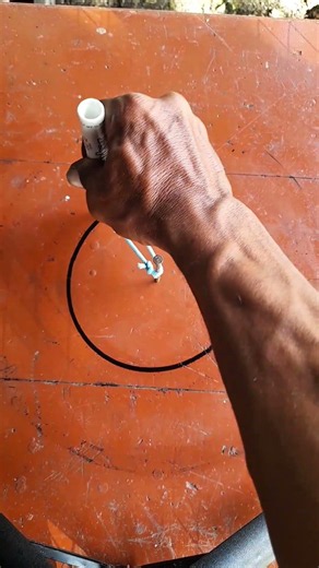 wow...genius idea, drawing a circle using string!