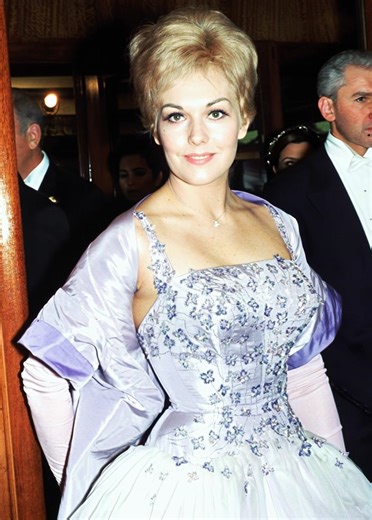 “Kim Novak at 90 — fans can’t believe their eyes” 😳🔥 The Vertigo star and Hitchcock’s muse looks unrecognizable today, and the photos have everyone talking. See the images sparking debate in the comments below 👇📸 | Amazing Stories