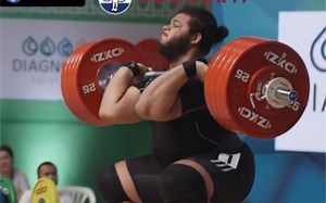 教科书一样的上挺动作，来自一个17岁的选手