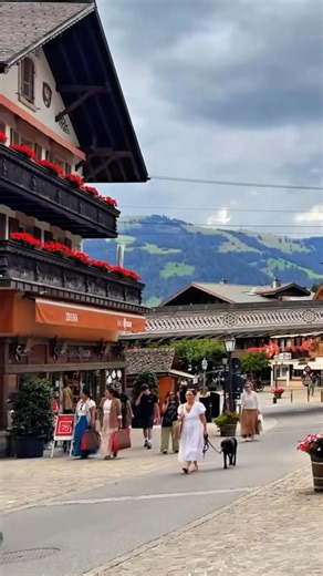 Walking Through a Swiss Fairytale🌟Caminhando por um conto de fadas suíço🧚Vibes das ruas de Gstaad