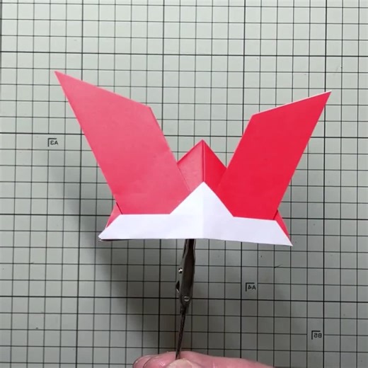 Cómo hacer un casco de samurái en origami