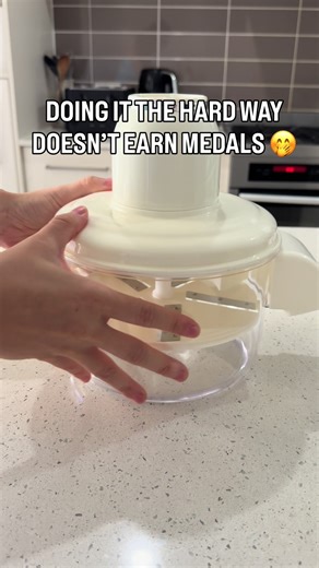 Time matters. Hands matter. What’s the verdict… smart or “lazy”? 😭 #kitchenmusthaves #homecooking #foodprep #kitchengadgets #lifehack