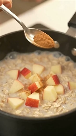 3-Minute Apple Cinnamon Oatmeal 🍎🥣 | Healthy Breakfast #easyrecipe