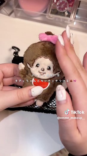 無印メッシュポーチを可愛くしたよ ୨♡୧ シンプルメッシュポーチに、めじるしチャームと前髪ピンなどのお気に入りの小物をプラスするだけで、一気に自分だけのオリジナルポーチに👝🌠 みんなもやってみてね🪄 #無印良品 #ポーチアレンジ #めじるしアクセサリー #ガチャガチャ #ポーチの中身