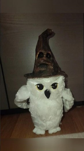 De sorteerhoed van Harry Potter maken van karton en keukenpapier, met lijm en witte verf.
