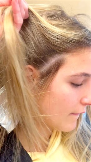 Caryn von Mach on Instagram: "Contrast theory 🌅 👈🏻 Blonde looks brighter when lighter pieces are placed next to natural depth. Strategic hairline highlights create brightness through contrast—not over-lightening. Less hair. More light."