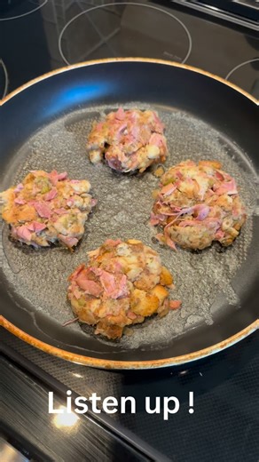 ✨ I’m always in the kitchen thinking of what to do next ✨ I love to cook, and who doesn’t have left overs during Christmas holidays ?! Do me a favour a make yourself a delicious patty, using your stuffing, ham or turkey. Mix them together, create a patty and fry them .. I topped mine with two fried eggs 🍳 Perhaps a little gravy over the top ? Let me know what you do with left over Christmas dinner ? #mom #cooking #recipe #leftovers | Genevieve Deziel