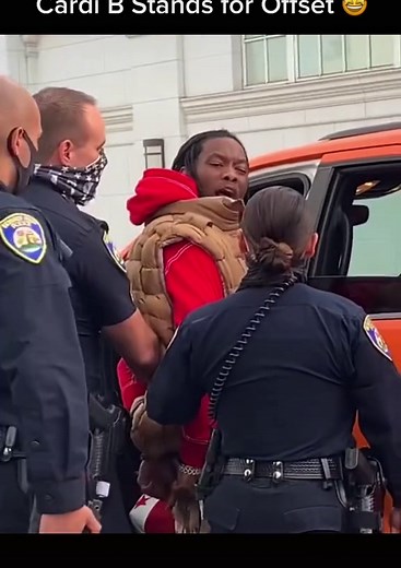 Cardi B Stands for Offset 🤩