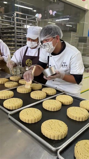 Traditional handmade mooncakes, crispy and sweet, with an authentic and delicious taste.#India