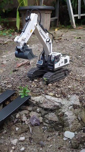 RC Excavator Yigong: Explore Heavy Machinery in Action
