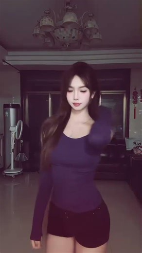 Who Surprised Us? A Girl's Half-Costume Dance Challenge