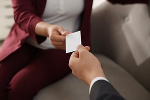 Cette carte discrète mais puissante permet d’être prioritaire dans les lieux publics (et vous y êtes peut-être éligible)