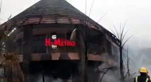 WATCH: Manna Resort which went up in flames after a suspected lightning strike, this afternoon. 📹: H-Metro | The Herald-Zimbabwe