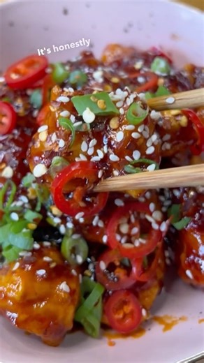 Super tasty General Tso chicken recipe, you have too try it! This recipe is in my second cookbook which is currently in stock and be bought from our webstore www.chinandchoo.com/shop or click the link in bio, our 1st cookbook is currently sold out though, waiting for the 7th print run to finish before we put it on for pre order, like the 6th print that sold out in pre orders alone, and is due after Xmas and the holidays. For MSG, the only place our cookbooks are sold and for the ingredients take