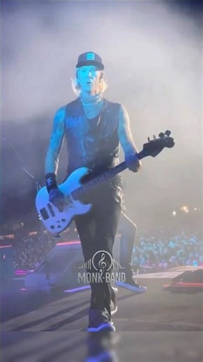 Duff McKagan: Elegantly Performing Behind the Bass Beat #duffmckagan #gnr #gunsnroses #monkband