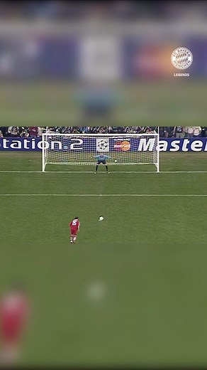 124K views · 1.4K reactions | Der wichtigste Schuss in der Karriere von Thomas Linke: Als siebter Schütze tritt der Verteidiger im Champions League-Finale 2001 zum Elfmeter an – und verwandelt eiskalt. 朗 Nachdem Oli Kahn den nächsten Schuss pariert, ist der FC Bayern Champions League-Sieger!  Wie habt ihr das Spiel erlebt? | FC Bayern Legends | Facebook