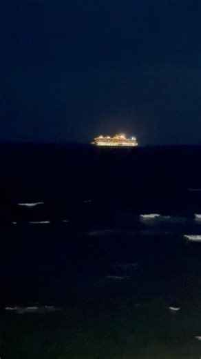 😱 GIGANTE DOS MARES PASSA RASPANDO NA ORLA DE SALVADOR! Cena impressiona moradores 🚢🔥