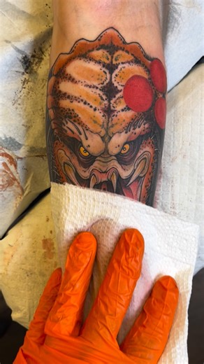 Custom Tattoos - Denver, CO on Instagram: "Predator appreciation post here. Saw #predatorbadlands this weekend and it was rad as hell. Reminded me of this rad ass Predator I do on my buddy Sam a while back. I’m always down to sci-fi creature tattoos. Done freehand at @tildeathdenver #freehandtattoo #predatortattoo #denvertattooartist #coloradotattooartist #dantrachtenberg #predator"