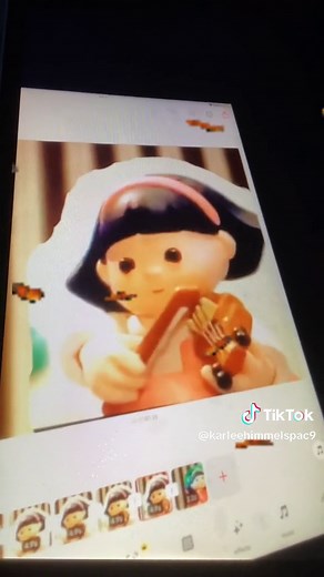 Sonya lee sings Butterflies Flit from the wiggles and she was dancing the buterfly Ballet🩰