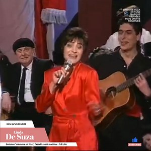 🇫🇷 1992 - Linda de suza apparaît dans l'émission de FR3 Nord-Pas-de-Calais, "Mémoire en fête", présentée par Pascal Levent-mathieu. Elle chante "Rien qu'un sourire". Bien que ce ne soit pas son plus gros succès, cette chanson figure parmi ses titres des années 90. Elle met en lumière une dimension humaine, presque universelle : un sourire, un geste, peuvent avoir de l’impact. Cela reflète aussi les valeurs de solidarité et d'empathie que Linda a souvent exprimées. 🇵🇹 1992 – Linda de Suza a