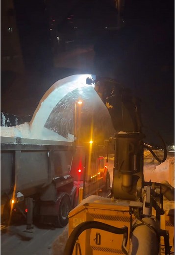 This is the last ? 😩❄️#madeinrel #blowermotor #snowplow #snowremoval #larue #winter #deneigement #johndeere #LIVEhighlights #TikTokLIVE #LIVE