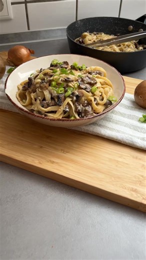 Bandnudeln mit Gorgonzola-Sahnesauce 🍝 ➡️ Rezeptkiste unter Artikelnr. 86328 Im Sommer genießt man gerne mal seinen Urlaub in Italien 🇮🇹 mit schönem Wetter und leckerem Essen. Passend dazu zeigen wir dir heute, wie du die italienische Spezialität, den Gorgonzola 🧀, so richtig in Szene setzt. Dazu brauchst du nur: - 2 EL Öl - 1 kleine Zwiebel 🧅 - 1 Lauchzwiebel - 200g Nudeln 🍝 - 400 g Champignons 🍄 - 200 ml Sahne - 200 g milder Gorgonzola 🧀 - Salz 🧂 - Pfeffer Zubereitung: 1. Die Nudeln n