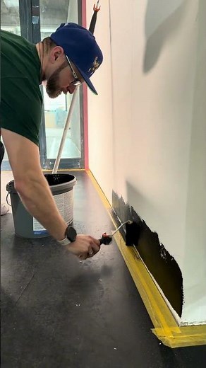 Richtig streichen mit Profi Werkzeug. Decke und Wand schwarz streichen.