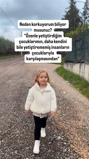 Afra Durgut on Instagram: "Korkum çocuklarım değil aslında… Onları nasıl yetiştirdiğimi biliyorum. Korkum; kendini toparlayamamış, sınır koymayı bilmeyen, saygıyı, merhameti, sorumluluğu öğrenememiş insanların çocuklarıyla aynı yolda yürümeleri. Çünkü çocuk, en çok gördüğünü alıyor. Ben evimde neyi özenle öğrettiysem, başkasının evinde öğretilmeyenle sınanıyor. Bir anne olarak insan bundan korkuyor işte… Emek verdiğinin, başka bir ihmalle zedelenmesinden"