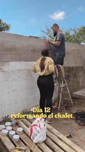 Lydia on Instagram: "Si me hubieran dicho hace un año que estaría viendo diariamente vídeos de YouTube de cómo hacer una instalación eléctrica básica,me daría la risa 藍 Pero se ve que si,vimos los vídeos,hicimos la instalación, y quedó increíble  ¿Qué opinas? ¿Te hubieras atrevido tanto? 﫣來 #vigo #pareja #casa #reforma #construccion #electricidad"