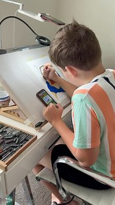 Watch Viktor’s impressive multitasking skills as he draws with one hand and plays on his phone with the other, all while maintaining his focus. #frenchbulldog #frenchie #vichysart #viktorbevanda #autism #dogsofinstagram #dog #petportrait #doglife | Vichy’s art