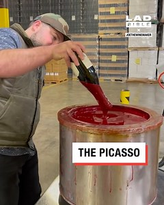 This bottle sealing method using wax is so satisfying! 🍾 | LADbible