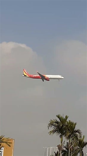 Máy bay vun vút trên trời