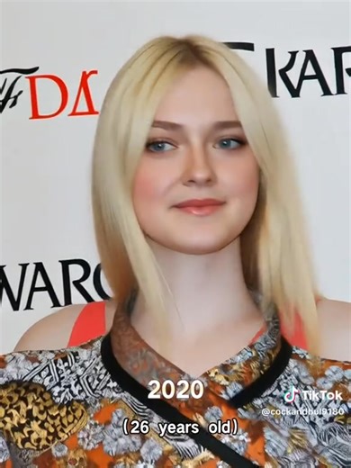 Hannah Dakota Fanning (Conyers, Georgia, 23 de febrero de 1994) es una actriz y modelo estadounidense conocida por sus trabajos como actriz infantil en cine y televisión. Fanning se sitúa en el puesto número diez en la lista de VH1 de las 100 mejores estrellas infantiles de todos los tiempos | Nonualco