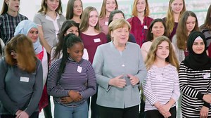 Deloitte @ Girls' Day-Auftakt 2017 im Bundeskanzleramt Wie treffen wir Entscheidungen? Welche körperlichen Reaktionen laufen ab, ohne dass wir uns darüber im Klaren sind? Das hat unser Deloitte Neuroscience Institute Berliner Schülerinnen beim Auftakt zum Girls' Day 2017 mit Bundeskanzlerin Merkel gezeigt. Du interessierst dich für eine Ausbildung oder ein Duales Studium? Dann informiere dich jetzt über deine Möglichkeiten bei Deloitte: http://bit.ly/DE_AusbildungundStudium | Deloitte