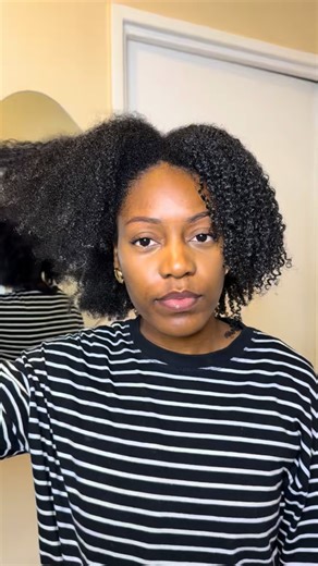 Mc Fell on Instagram: "Je définis mes boucles avec notre nouveau produit 😍! On est toujours en train de perfectionner la mousse capillaires Mc Fell avant sa sortie officielle. Notre mousse apporte volume et fixe vos boucles tout en hydratant vos cheveux. Elle est aussi idéale pour fixer vos coiffures (braids, twists, nattes collées)... On a trop hâte de la commercialiser 😍 ! 🧡Petit rappel : définir tes boucles, peut vraiment t’aider à maintenir tes longueurs. A condition d’utiliser les bons p